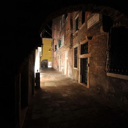 Calle De La Comare Venesia Bagian luar foto