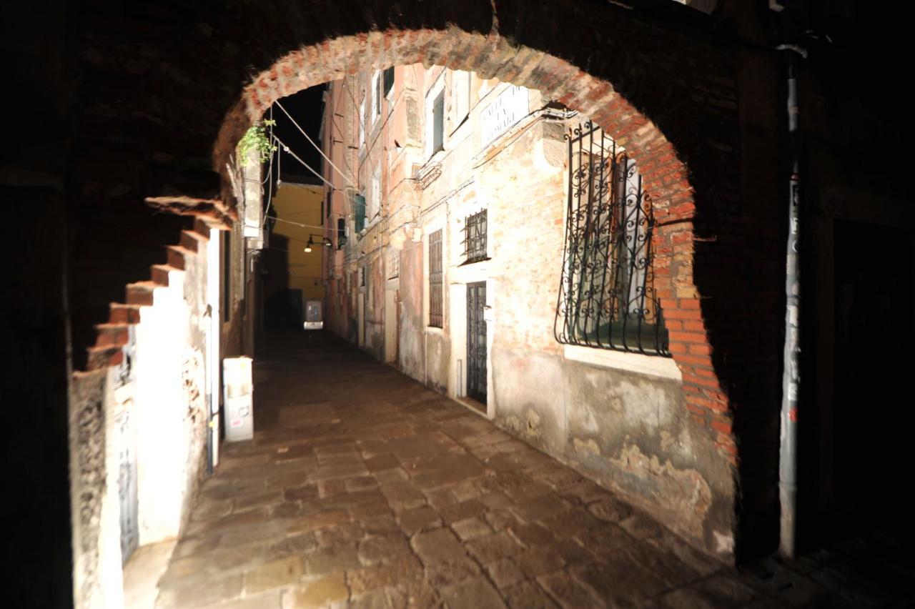 Calle De La Comare Venesia Bagian luar foto